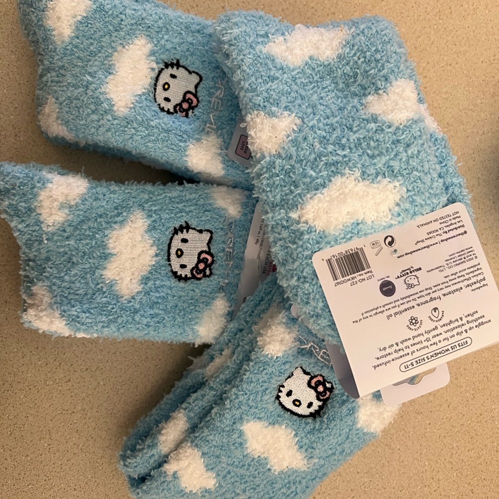 Hello Kitty Creme Socks